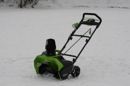 Аккумуляторный снегоуборщик Greenworks GD40STK4, 2600607,40v, 51 см, АКБ 4 А·ч и ЗУ