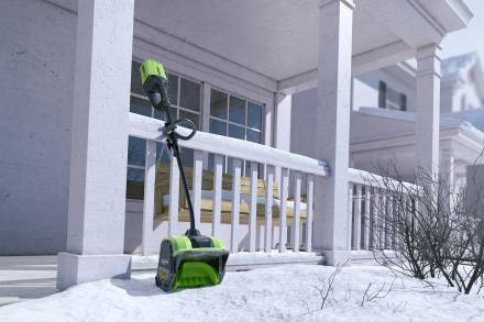 Аккумуляторная снегоуборочная лопата Greenworks GD60SS30K4,2602607UB 60v, 30 см, АКБ 4 А·ч и ЗУ
