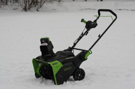 Аккумуляторный снегоуборщик Greenworks GD82STK5, 2602507U2 ,82v, 56 см, 2 АКБ 8 А·ч и ЗУ на 2 слота