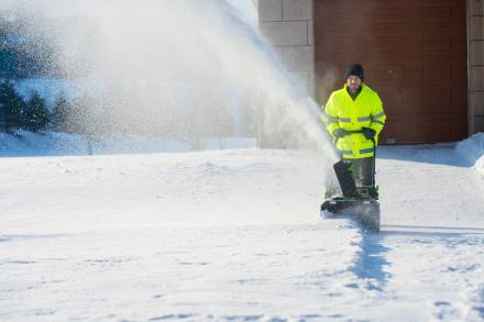 Снегоуборщик аккумуляторный Greenworks 82SN22 Арт. 2603307UB, 82V, 56 см, бесщеточный, c 1хАКБ 5АЧ и ЗУ