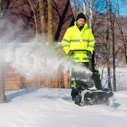 Снегоуборщик аккумуляторный Greenworks 82SN22 Арт. 2603307UH, 82V, 56 см, бесщеточный, c 1хАКБ 8АЧ и ЗУ