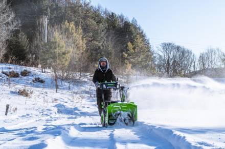 Снегоуборщик Greenworks GD82ST56, 82v, 61 см, в комплекте 3 шт. АКБ 5 А·ч и двойное ЗУ (самоходный ,аккумуляторный) 2602807U3B