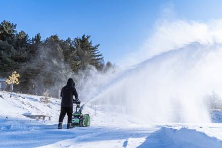 Снегоуборщик Greenworks GD82ST56, 82v, 61 см, в комплекте 3 шт. АКБ 8 А·ч и двойное ЗУ (самоходный ,аккумуляторный) 2602807U3G